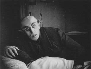 nosferatu-1922-001-max-shreck-bedside-00n-2r5